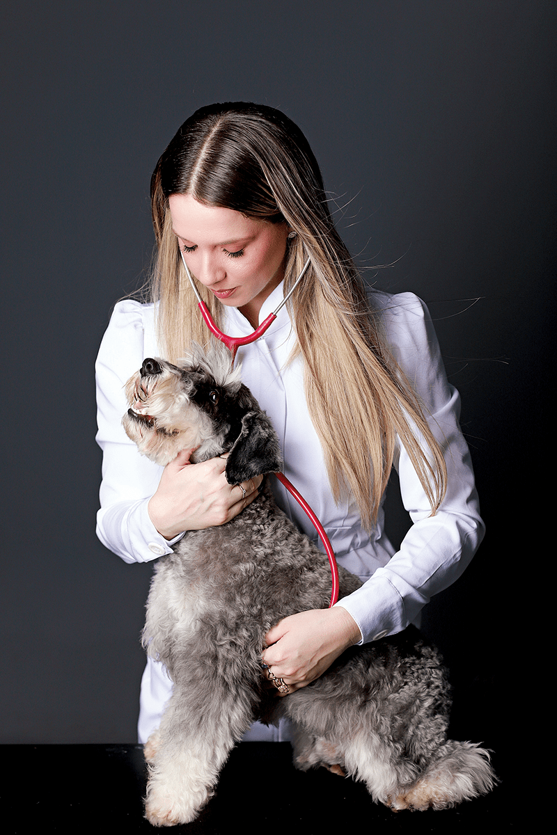 A veterinária Vanessa Florido alerta para que as pessoas ajustem sua rotina com a do pet, para que não esqueçam dos compromissos com a saúde física e mental dos bichinhos