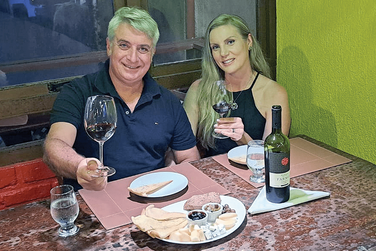 O empresário André Ruiz com Ângela Savi. Ele é cliente antigo da pizzaria e amigo da família de Cristiano há anos