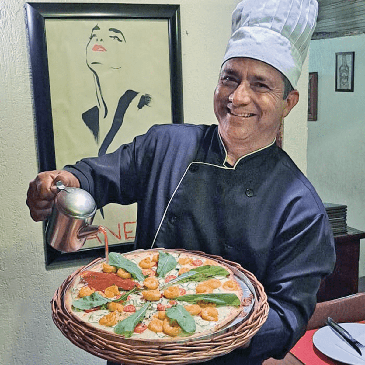 A dica de Cristiano para o verão é a pizza de Camarão com Abrobinha e Rúcula, marcante como o sabor da estação. Combinada com o molho de tomate especial, criado pelo seu pai, fica deliciosa