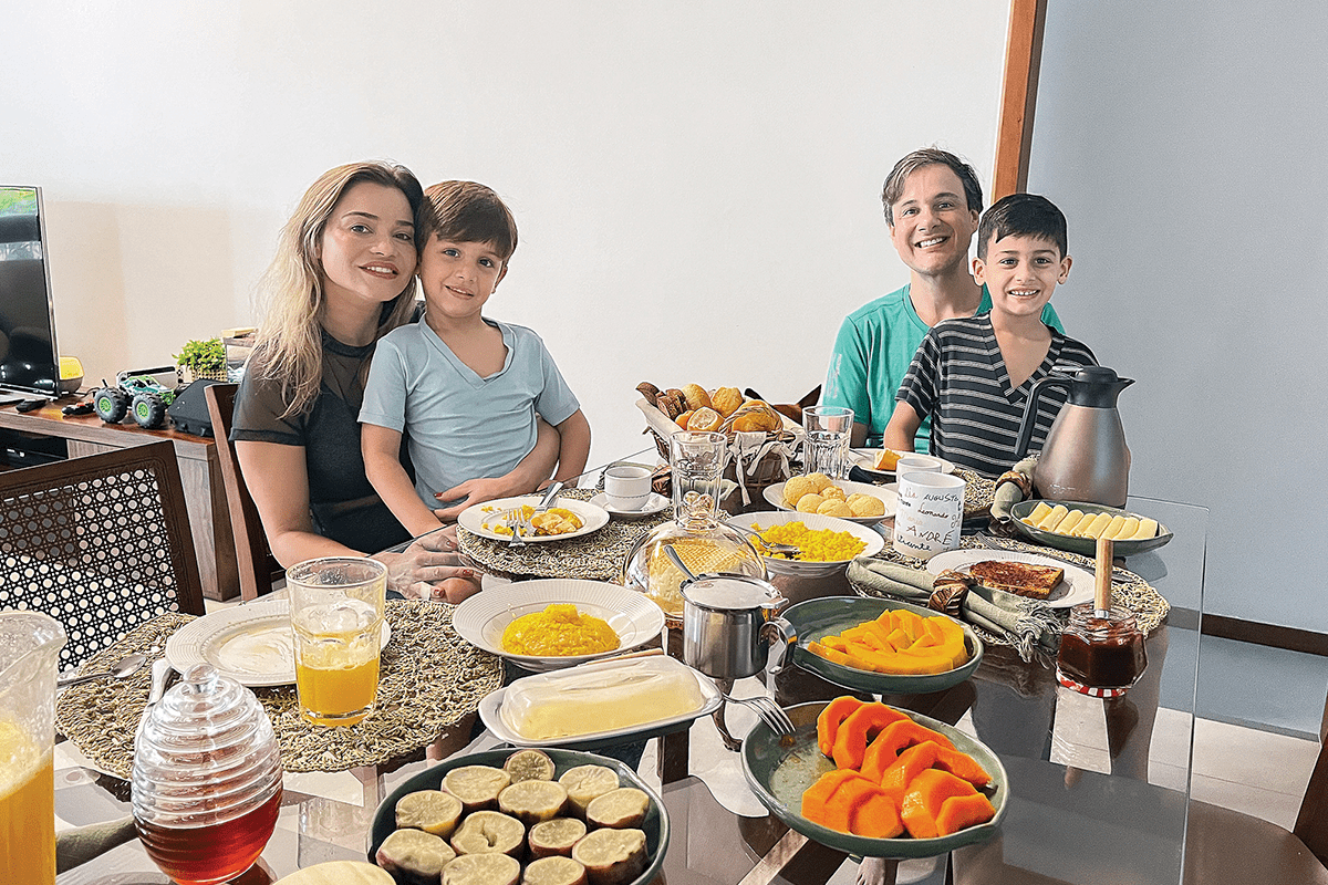 Ana Carolina Curty com o marido Felipe e os filhos Enrico e Vicente. Como os dois são médicos e têm uma rotina diária muito agitada, não conseguem almoçar juntos durante a semana, mas ela prioriza o café da manhã como uma rotina diária em família
