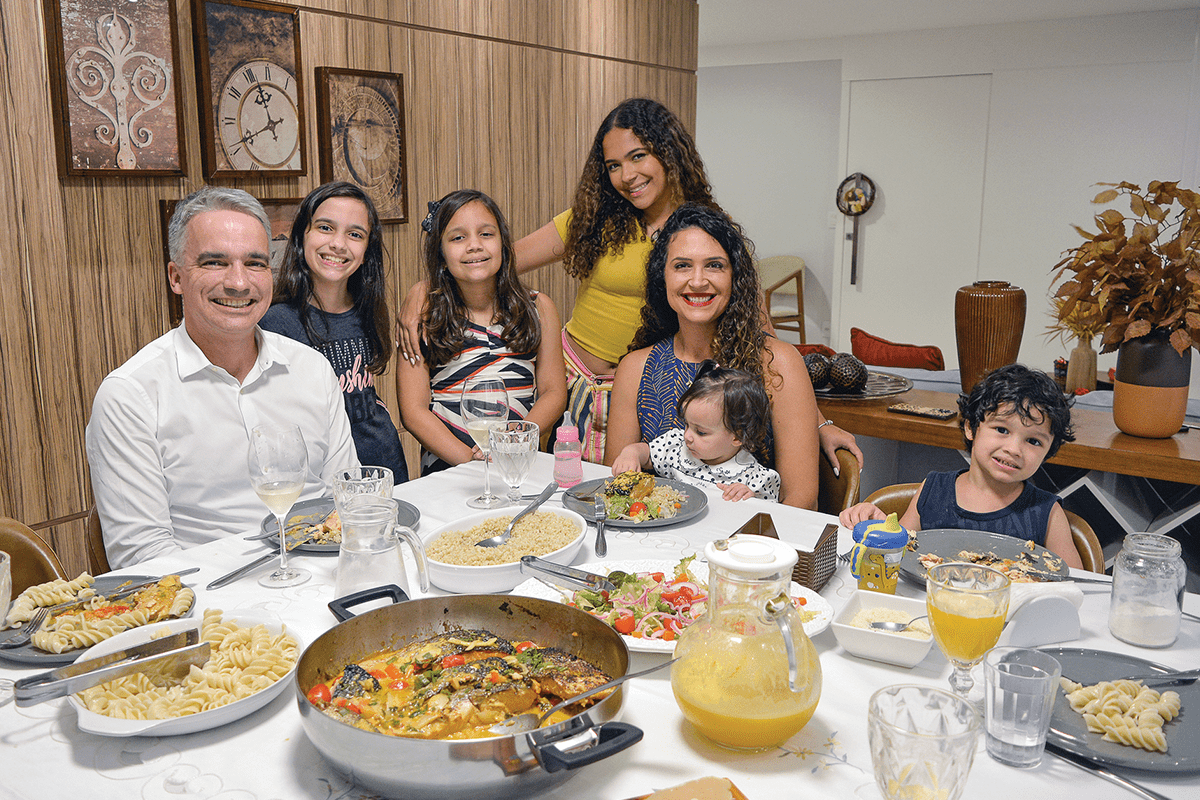 Juliana Murta e o marido Gualter Shelles Jr. com os cinco filhos, Sophia, Stella, Mariana, Gualter e Manoella. Ambos herdaram o hábito das refeições à mesa com os pais e reconhecem a importância desses momentos para o fortalecimento dos laços em família. Na casa tem uma regra: celular não vai à mesa