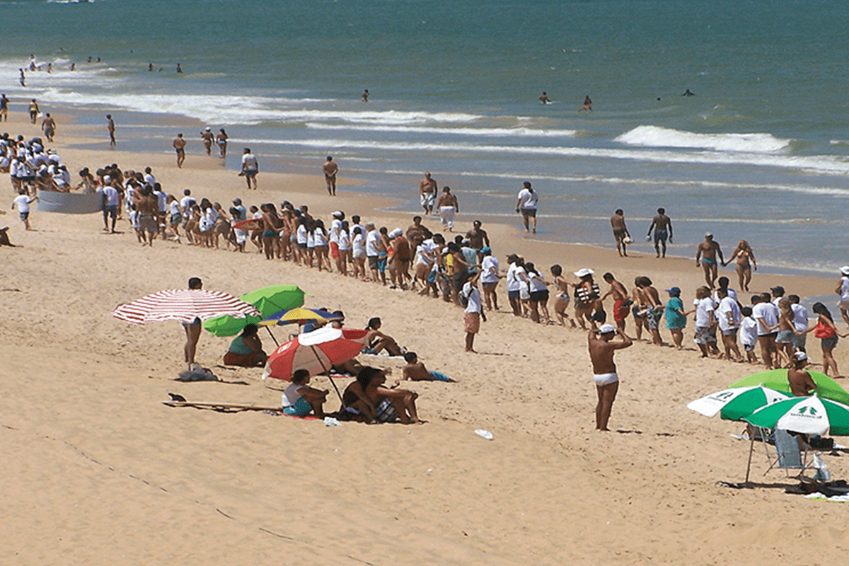 A ONG SOS Praia do Pecado já promoveu três abraços à restinga, em 2000, 2007 e 2011 e está preparando mais um para o ano que vem