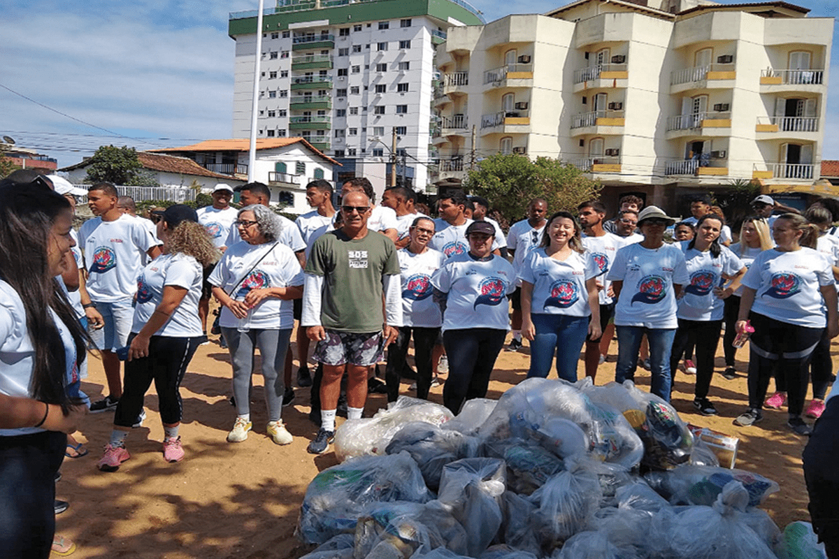 A ONG também participa de ações ambientais em toda a cidade, como a coleta de lixo na Praia da Imbetiba, em 2002