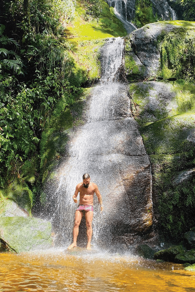 Nelson Mohamed é apaixonado pelas cachoeiras do Sana e sempre que desembarca, vai para a serra macaense. Na foto acima, a Cachoeira do Segredo, ainda pouco conhecida.