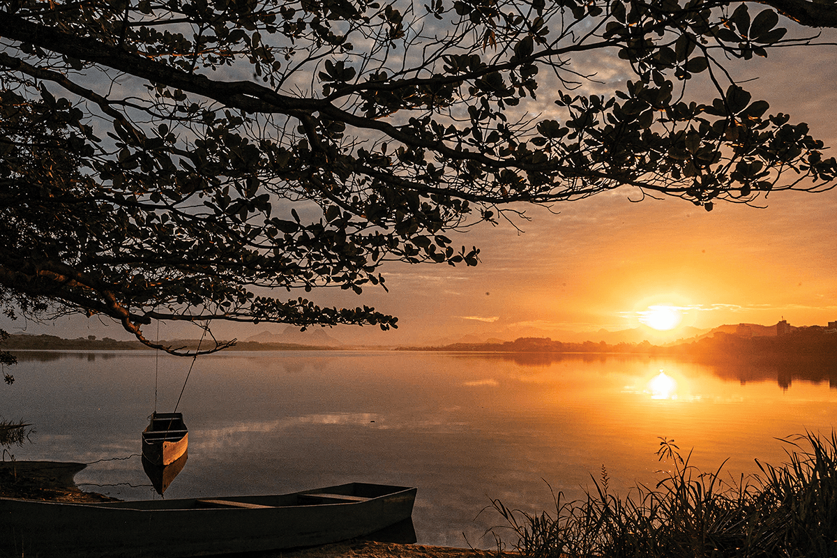 O pôr do sol na Lagoa de Imboassica é um dos locais preferidos dos macaenses para curtir os finais de tarde praticando esportes ou aproveitando o momento com amigos nos quiosques.