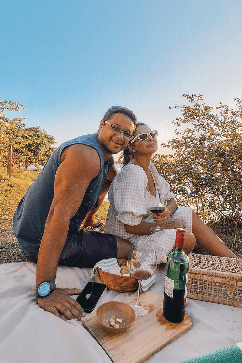 A macaense Scarlatt Rodrigues com o marido Eduardo Barcelos fazendo um piquenique no final de tarde na Lagoa de Imboassica.