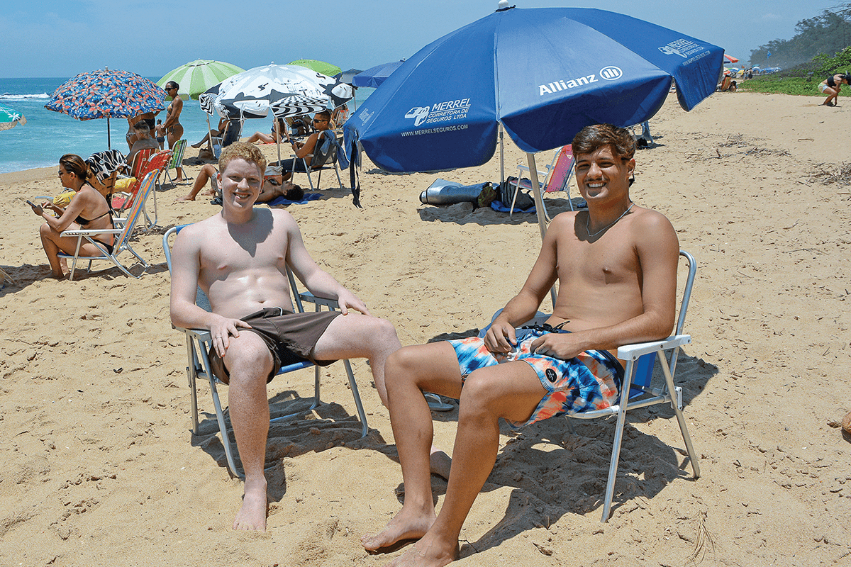João Gabriel Reid, à esquerda, com o amigo Matheus Baião na Praia do Pecado (foto acima), onde ele além de surfar, faz a resenha com os amigos durante os fins de semana, principalmente no verão.