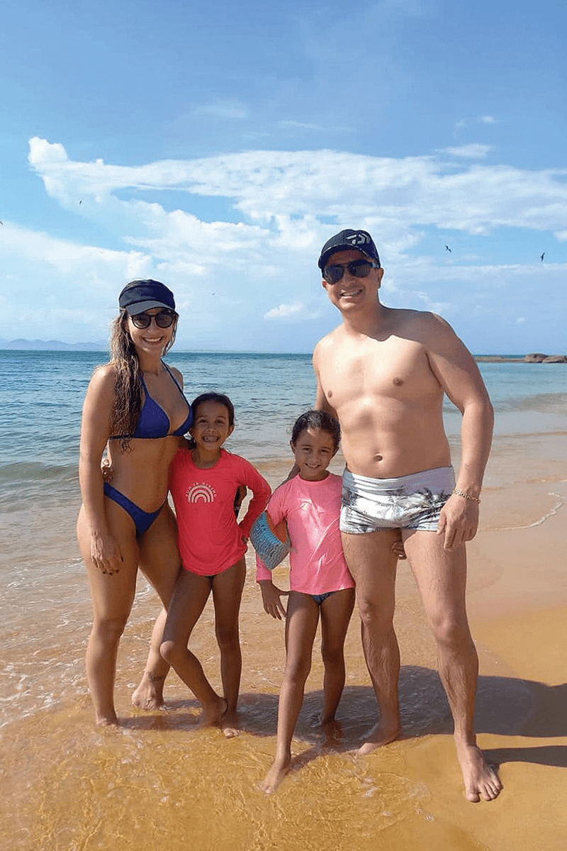 Marlon Lima com a esposa Gláucia e as filhas Valentina e Isadora na Ilha de Sant’Anna (foto acima). Ele é macaense, filho de pescador e manteve o hábito de criança de ir sempre para as ilhas, hoje com sua família.