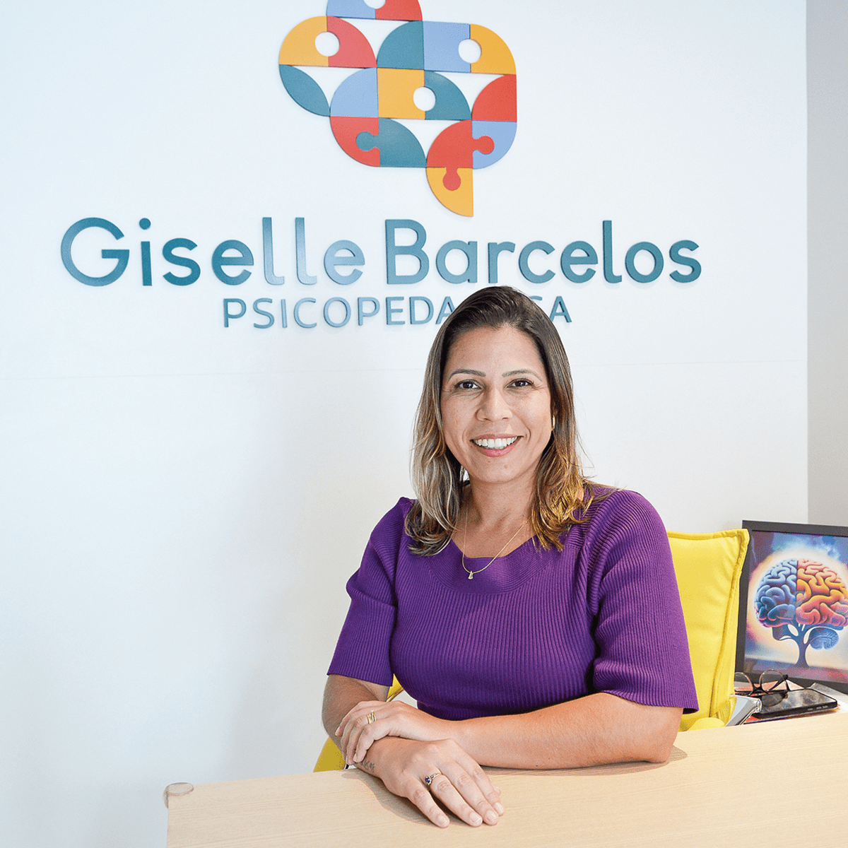 A psicopedagoga Giselle Barcelos é Mestre em Neurociências da Educação e é Especialista em Dificuldades e Transtornos de Aprendizagem e do Neurodesenvolvimento