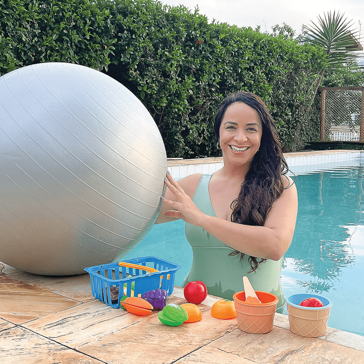 Suelem Pacheco é educadora física e sócia da LUPA, que possui um belo espaço externo, cheio de verde. Ela é terapeuta aquática e responsável pelas aulas de natação e hidroginástica