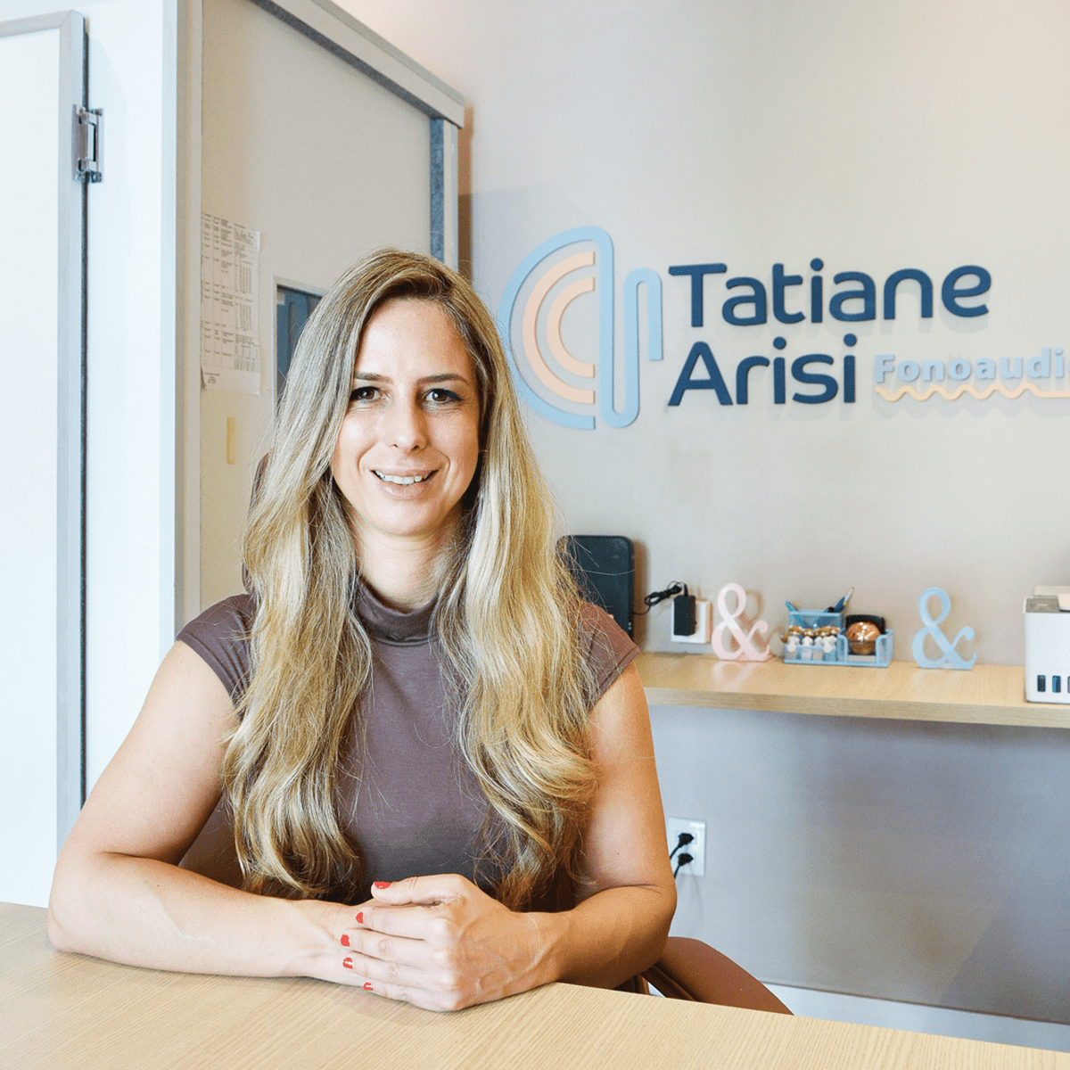 Tatiane Arisi é formada em Fonoaudiologia e Especialista em Orientação Educacional e Audiologia Clínica, e atua nas áreas de transtornos e dificuldades de aprendizagem, fala e linguagem