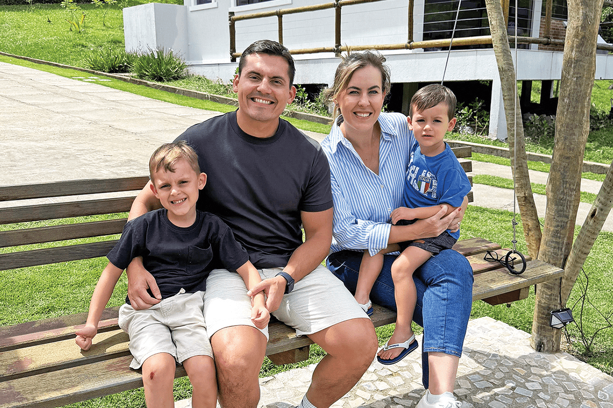 O médico Lucas Missiba Brandão com a esposa Paula e os filhos Thomás e Vicente. Eles aprovaram a infraestrutura como a área kids e a bela vista do hotel