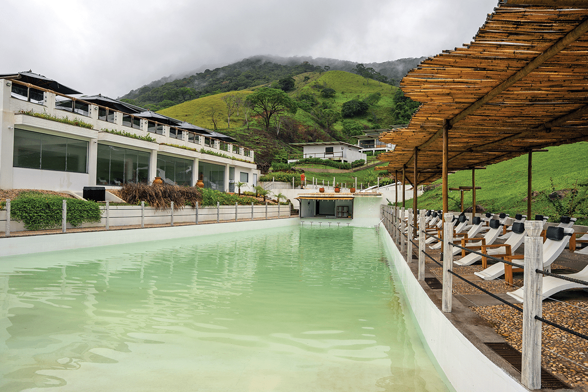 A piscina tem um bar molhado com uma cascata de água natural, proporcionando ao hóspede conforto e praticidade na área de lazer do hotel