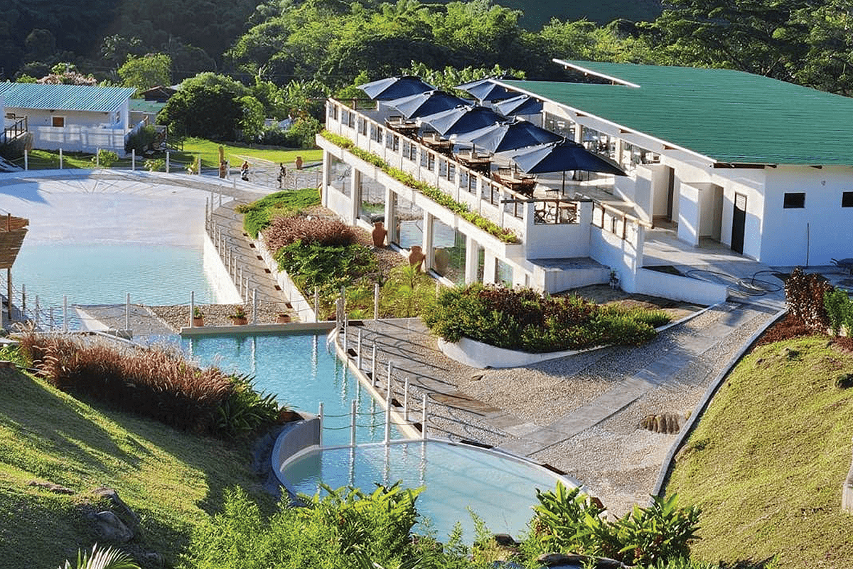 O Village Sana Apart Hotel possui uma grande área de lazer totalmente integrada à natureza do Sana e também às acomodações