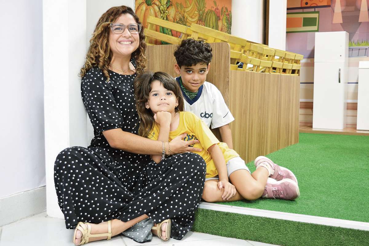Ulli e o marido André Alonso escolheram o CBO depois de uma visita à escola e de se encantarem com o ambiente acolhedor e a qualidade do ensino para os filhos Ricardo e Marina. (Foto Alle Tavares)