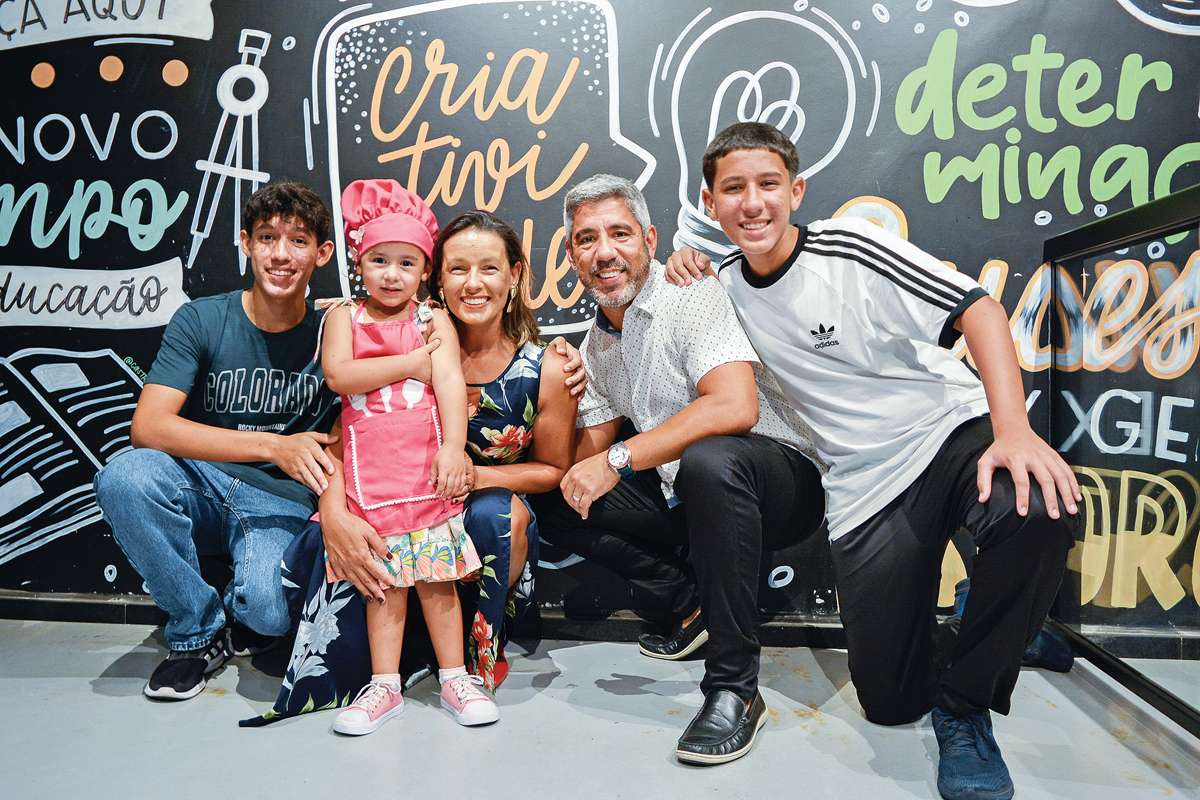 O casal Cynthia e Renan Brito Nogueira com os filhos Gustavo, Manuela e Thiago. Os pais aprovam a relação transparente e colaborativa com a escola na educação dos filhos. (Foto Alle Tavares)