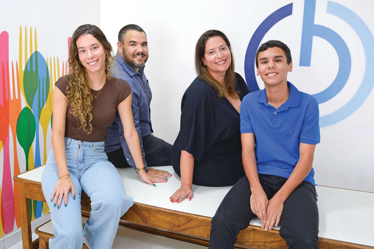 Rafael e Carolina Cabral Manhães se conheceram quando estudaram no CBO. Se casaram e tiveram dois filhos Fernanda e Davi. Ele está na 1ª Série EM e ela terminou o Ensino Médio. (Foto Alle Tavares)