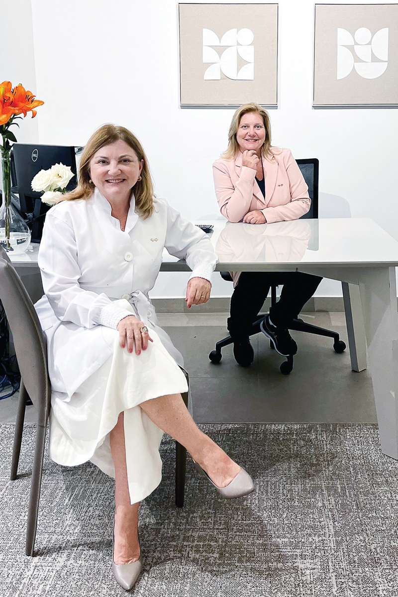 As irmãs e sócias-proprietárias do Bioanálise Laboratórios Carmen e Rita Bersot comemoram as conquistasdo ano de 2024, agradecem a todos os seus colaboradores e clientes pela parceria e já preparam mais novidades para ESTE ANO. (Foto Alle Tavares)