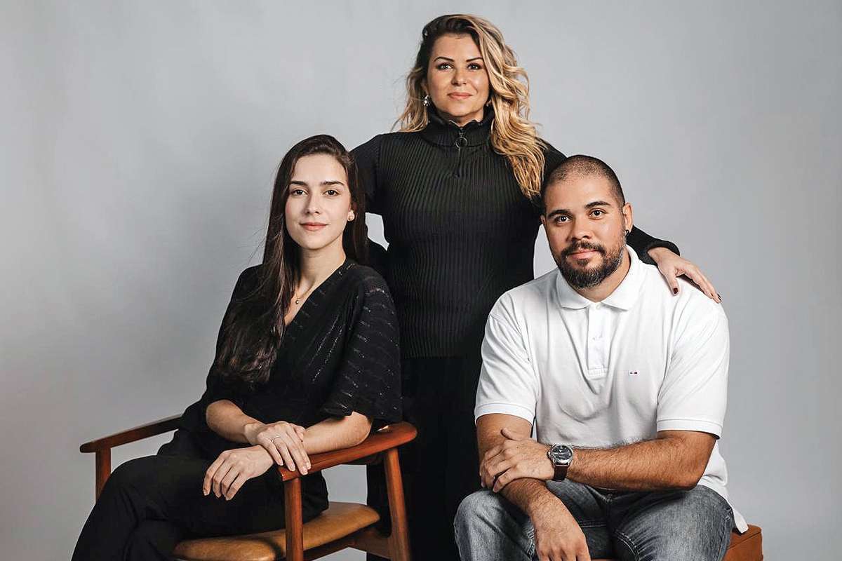 Equipe Brainstorm: Livia Mackie (em pé), Bruna Fróes (atendimento ao cliente) e Daniel Pontes (designer gráfico e ilustrador)