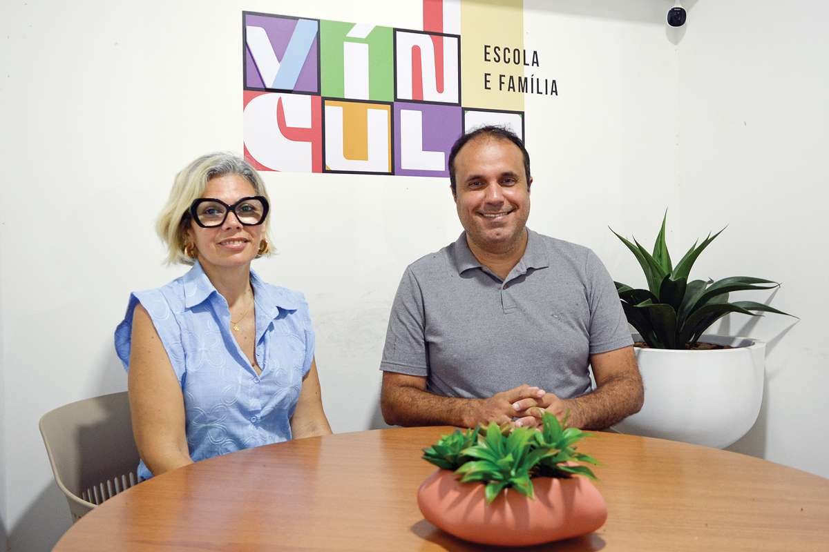 A coordenadora do Pré-Vestit Lívia Simões com o professor de Química Daniel Legora. Lívia possui 27 anos de experiência com educação e Daniel atua há20 em Pré-Vestibular. (Foto Alle Tavares)