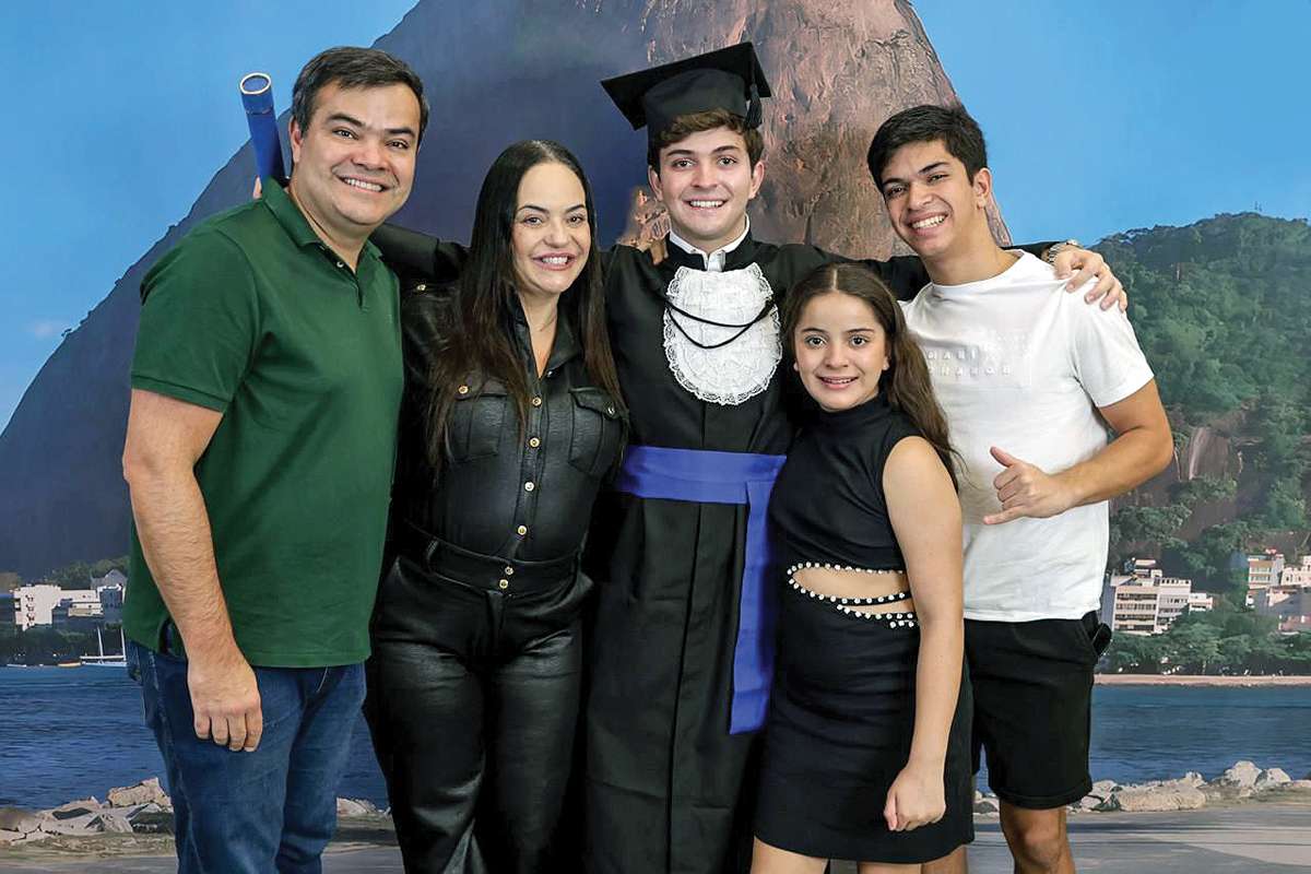 Pedro Lucas com a família, formando no Ensino Médio, ele optou pelo Pré-Vest com foco no curso de Medicina da UERJ.