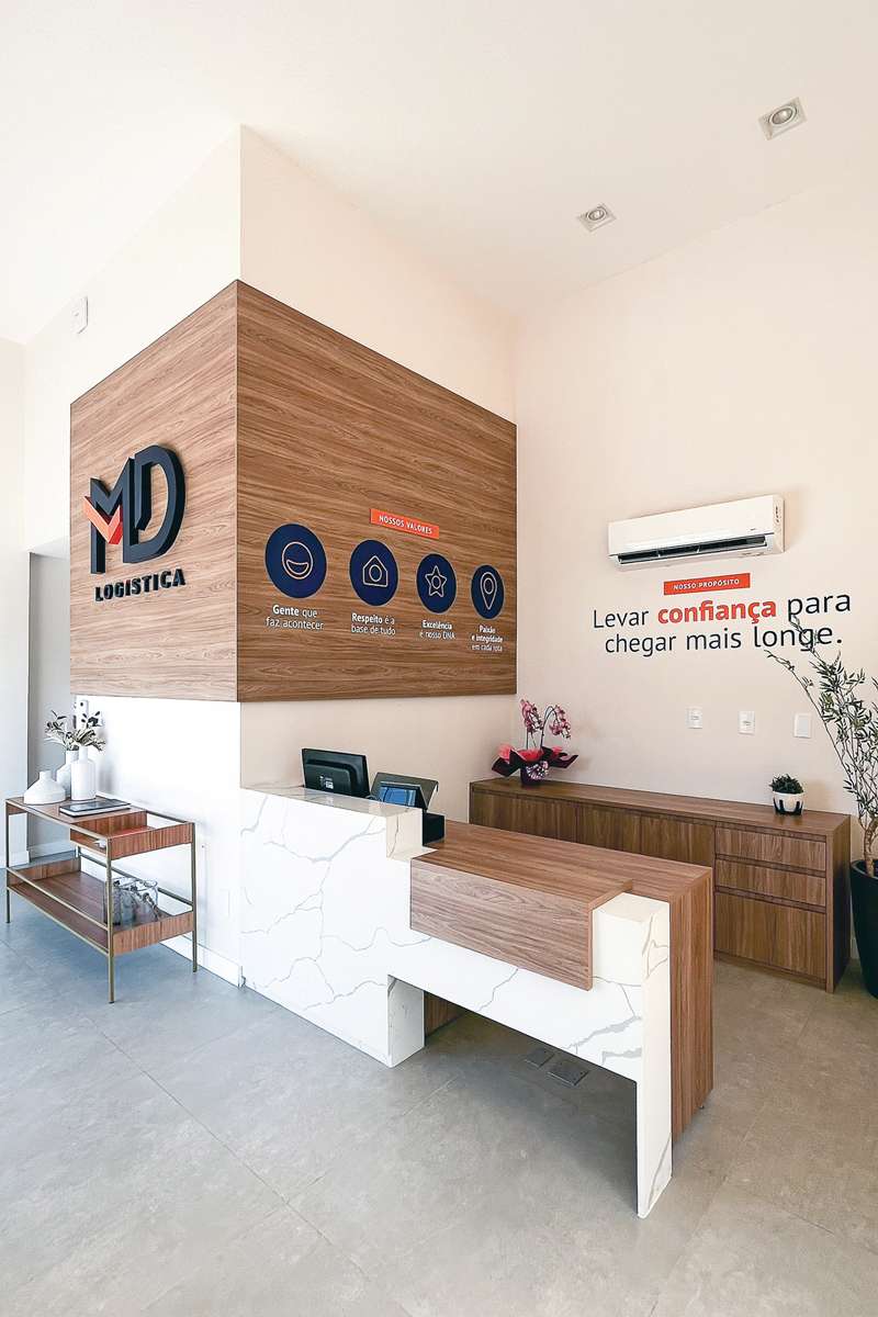 Na recepção da MD Logística, foi utilizado Louro Freijó, destacando a logomarca da empresa e a mámore Carrara no balcão das recepcionistas. (Foto Alle Tavares)
