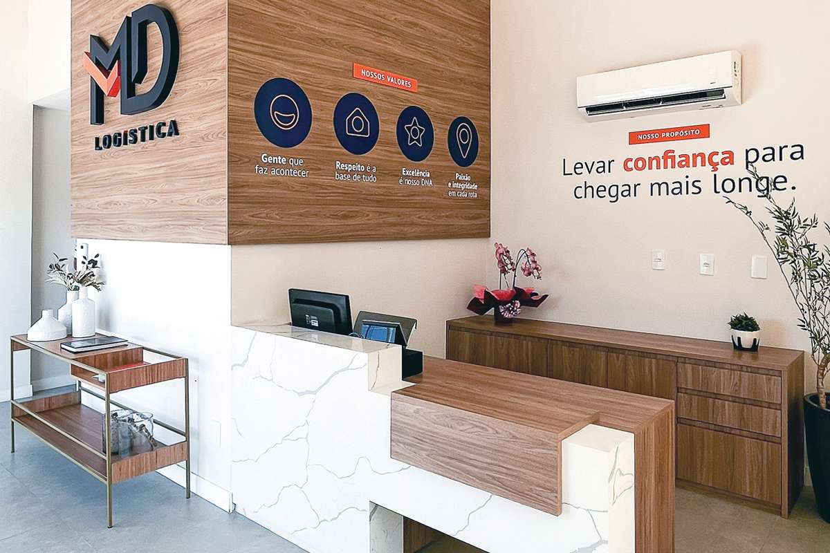 Na recepção da MD Logística, foi utilizado Louro Freijó, destacando a logomarca da empresa e a mámore Carrara no balcão das recepcionistas. (Foto Alle Tavares)