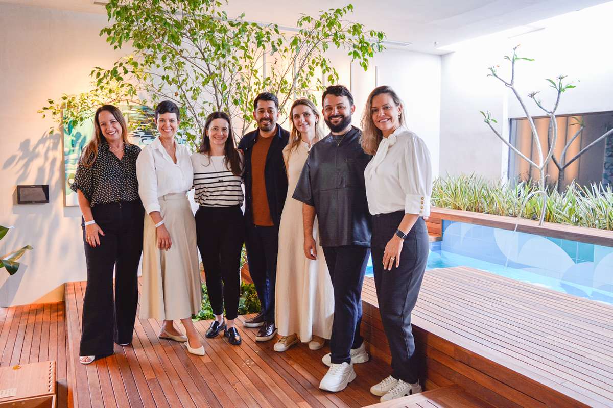 A arquiteta Lívia Melo (de saia) com os fornecedores Rose Neves (Rose Neves), Luan Rodrigo (Criare Alphaville), Taciane Vulczak (Inovare Acabamentos e Portobello Shop), Daniela Guimarães (Luminárias da Cidade) e a Arquiteta e professoara de História Carol Tomaselli (camisa listrada) - (Foto Alle Tavares)