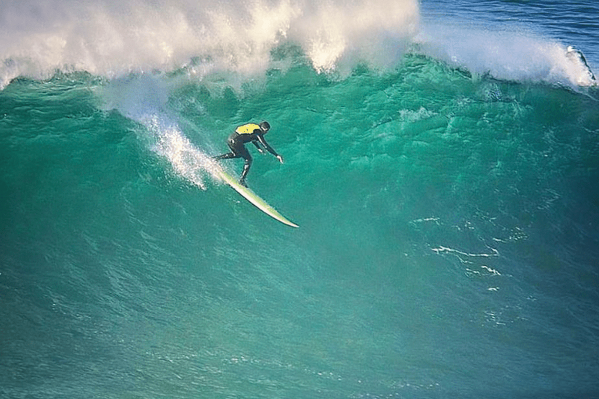 Guilherme Hilel em sua primeira temporada surfando as ondas gigantes na Praia de Nazaré, em Portugal