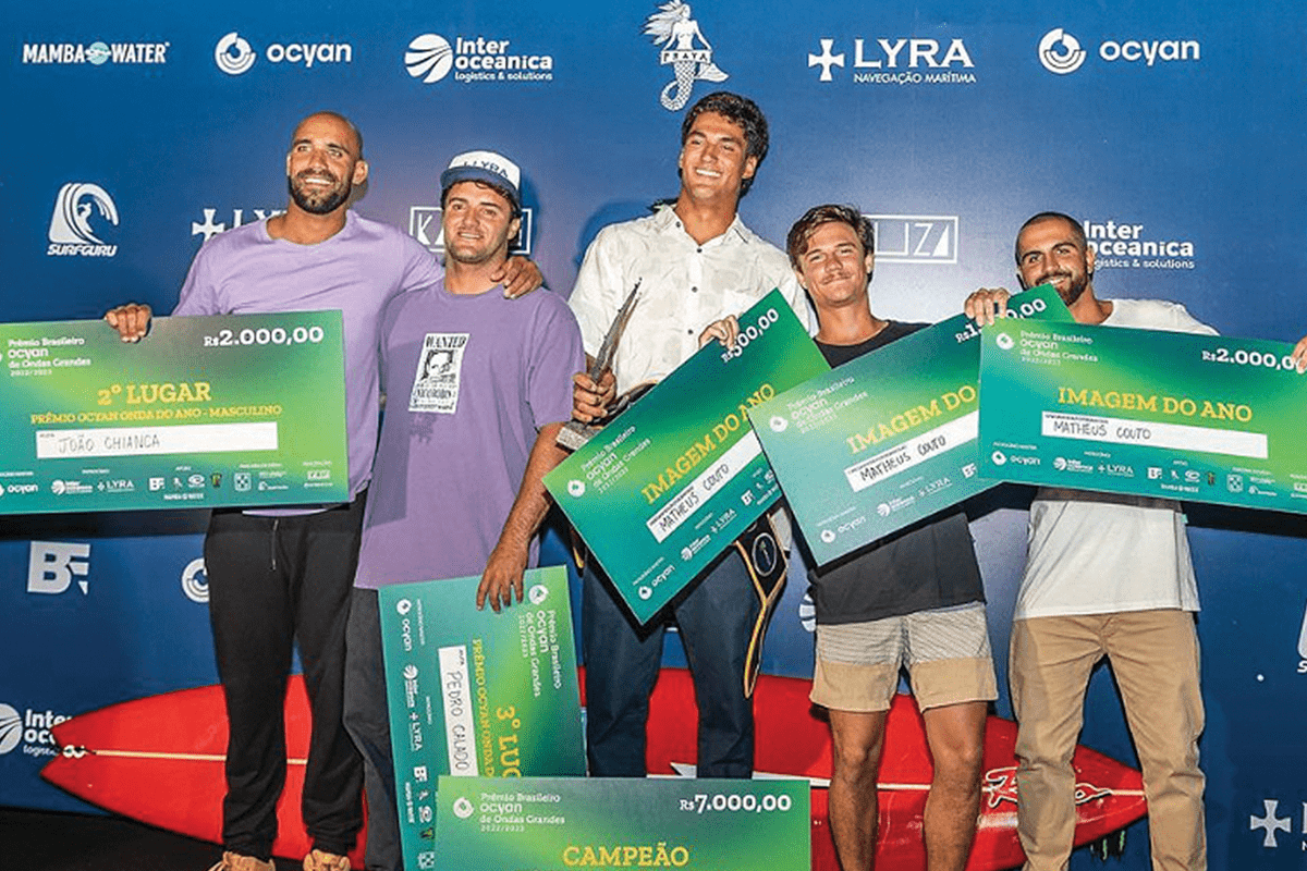 Guilherme, ao centro, sagrou-se campeão do @brasileirodeondasgrandes na categoria Onda do Ano de 2022/23