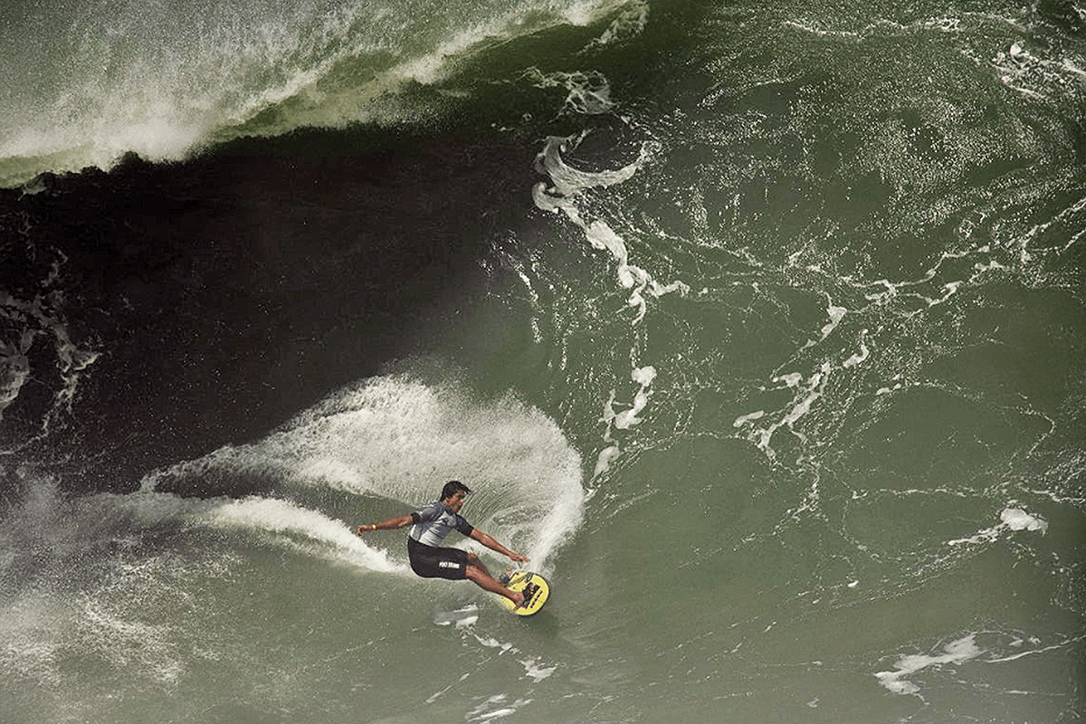 Guilherme em ação no campeonato de ondas grandes em Itacoatiara, Niterói