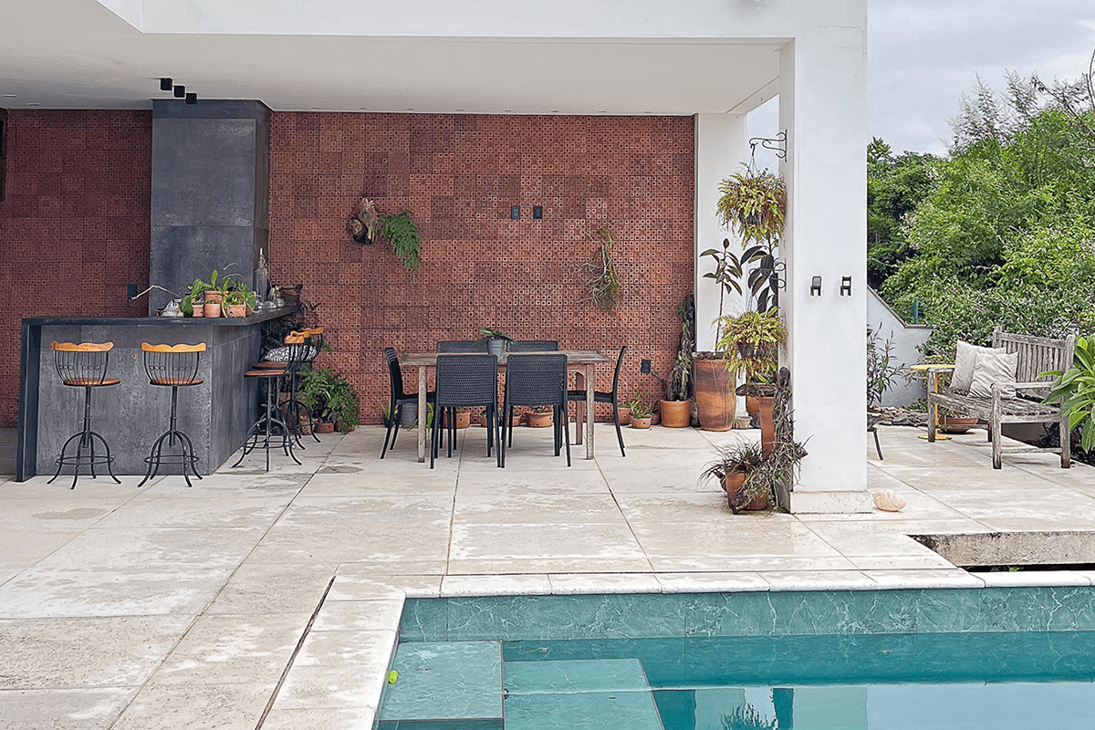Na piscina, foi usado na borda e no pátio as placas cimentícias atérmicas e no interior revestida com o porcelanato Carribean 50 x100, em tom verde, que remete aos tons do mar