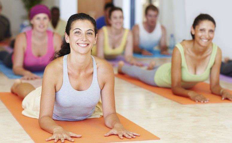 Os exercícios físicos, além de melhorarem o desconforto abdominal, elevam a autoestima e tiram aquela irritação a mais que vem todo mês