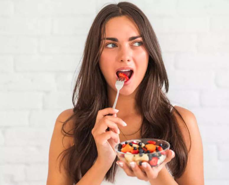 A recomendação é que todas façam uma dieta adequada, consumindo alimentos ricos em cálcio e magnésio, deem preferência a frutas e evitem gordura, sal, açúcar e cafeína.
