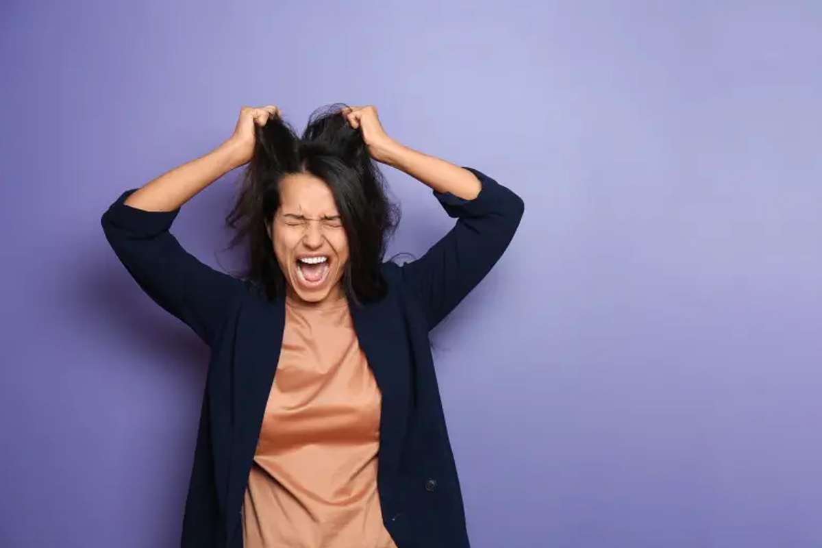 A síndrome causada pela variação hormonal que o corpo feminino sofre, durante o ciclo menstrual, pode ser reduzida através de esportes e dieta.