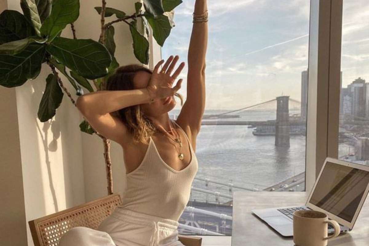 A busca por uma rotina equilibrada, conforto e praticidade na hora de se vestir, impulsionam a estética Clean Girl.
