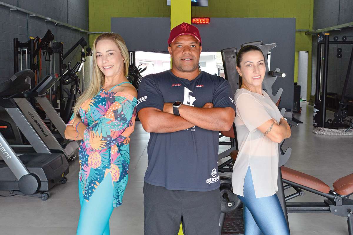 O personal trainer Cazé Fernandes com as irmãs e alunas Vanessa e Fabiana Ébani, que iniciou a atividade física por recomendação médica por conta de uma cirurgia cardíaca. Ela acabou incentivando Vanessa a treinar, em busca de uma melhor qualidade de vida. (Foto Alle Tavares)