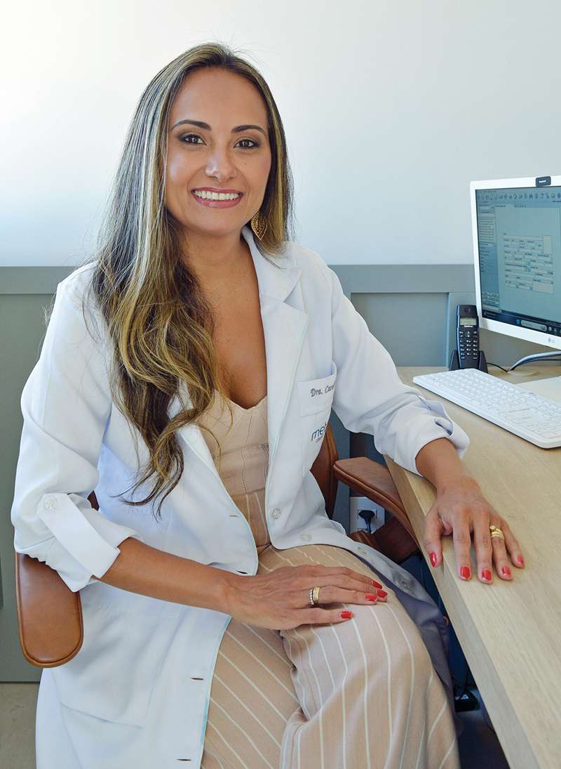 A endocrinologista Carolina Tapias destaca a importância do acompanhamento das taxas hormonais para a saúde da mulher. (Foto Alle Tavares)