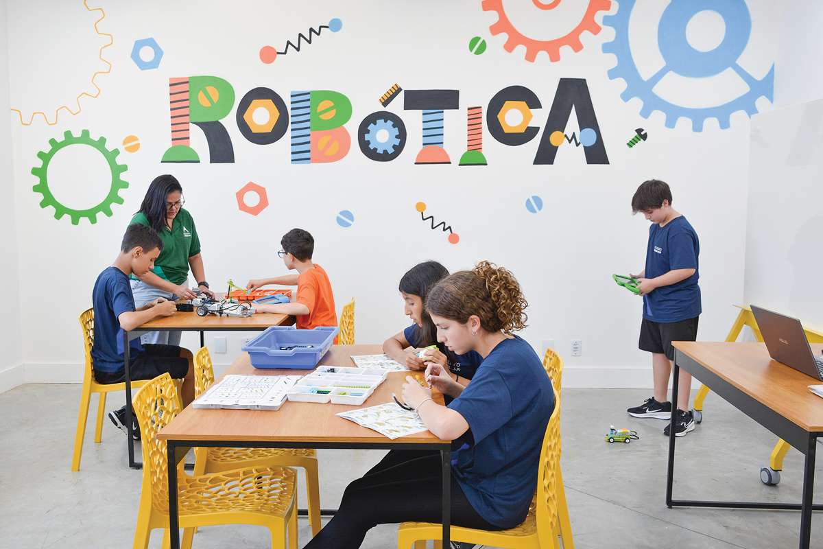 Além do estudo diferenciado, há aulas de xadrez, espanhol, empreendedorismo, inglês, imersão literária, oficina de escrita e o laboratório de robótica. (Foto Alle Tavares)
