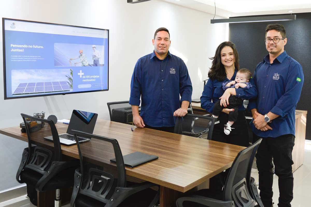 A família M.O.S. Engenharia. O casal à direita Angélica e Maicon Oliveira (diretor), com o filho Miguel no colo, e Leonardo Oliveira (gerente comercial). (Foto Alle Tavares)