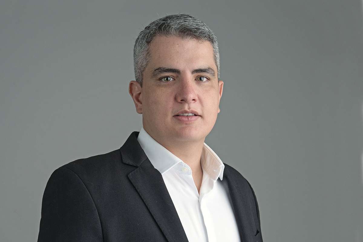 Breno Vecci está à frente da Strategy Labs.Nascido em Macaé e criado em Conceição de Macabu, é graduado em Ciência da Computação pela UFRJ. Antes de fundar a empresa, acumulou experiência no mercado financeiro, com passagens por grandes instituições como BTG Pactual, Vinci Partners e Bocom BBM.