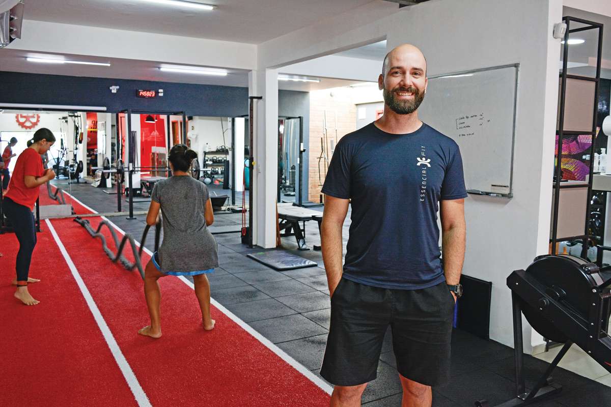 Vinícius Magiolo no studio da Praia Campista. Ele é educador físico e sócio da Essencial Fit e pontua a nova parceria com a Arena NexBeach, na Praia Campista. (Foto Alle Tavares)