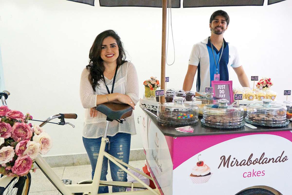 Kelly Paiva e Alex Saidler começaram a namorar em 2015, quando decidiram fazer bolos para vender e criaram a Mirabolando que, no início, era uma food bike, e hoje, está nos Cavaleiros. Uma parceria de sucesso. (Arquivo)
