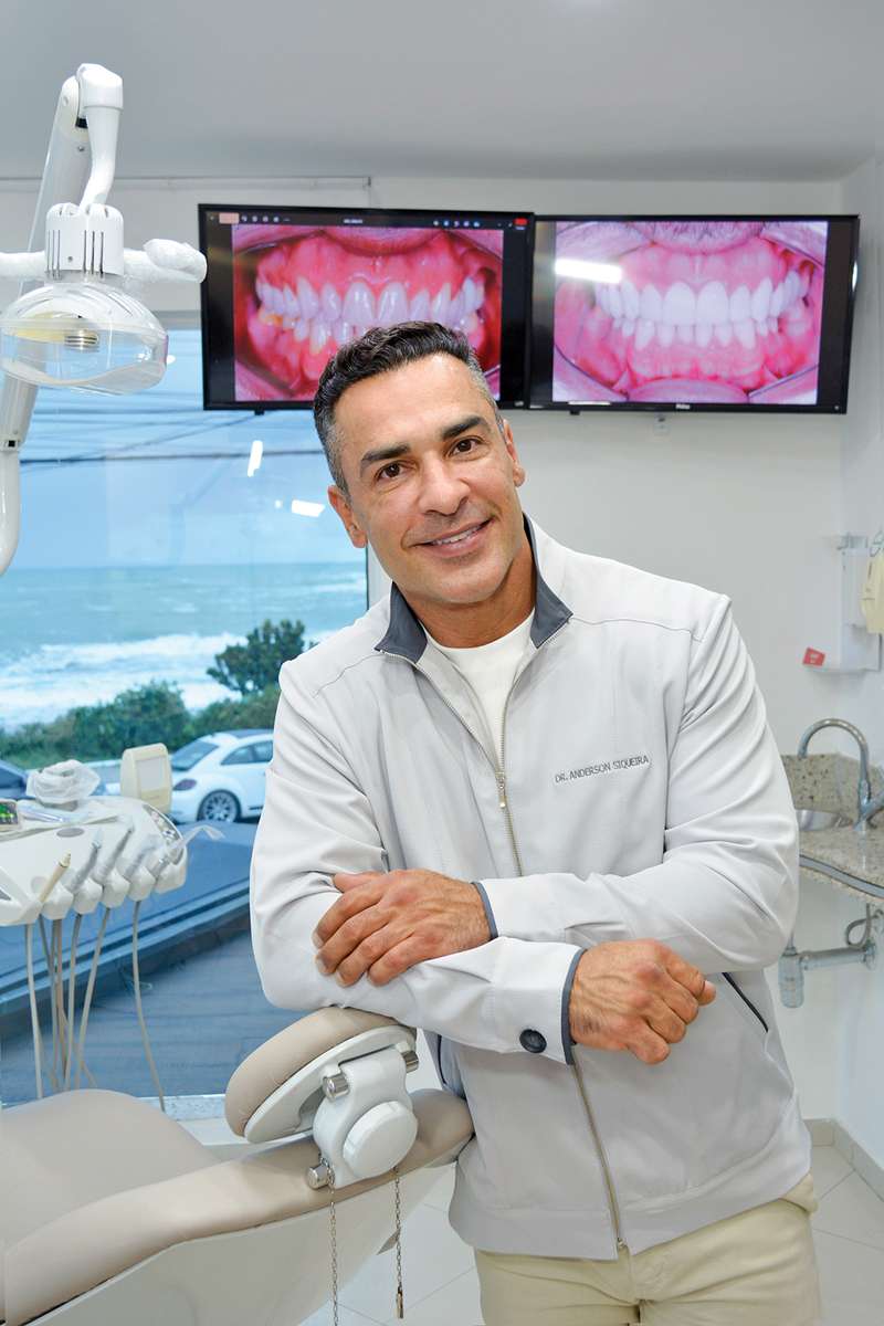 Dr. Anderson Siqueira abriu a Sorrié em Macaé há 20 anos. Ele é especialista em implantes, periodontia, enxerto ósseo, cirurgia gengival, além de facetas e lentes de contato. (Foto Alle Tavares)
