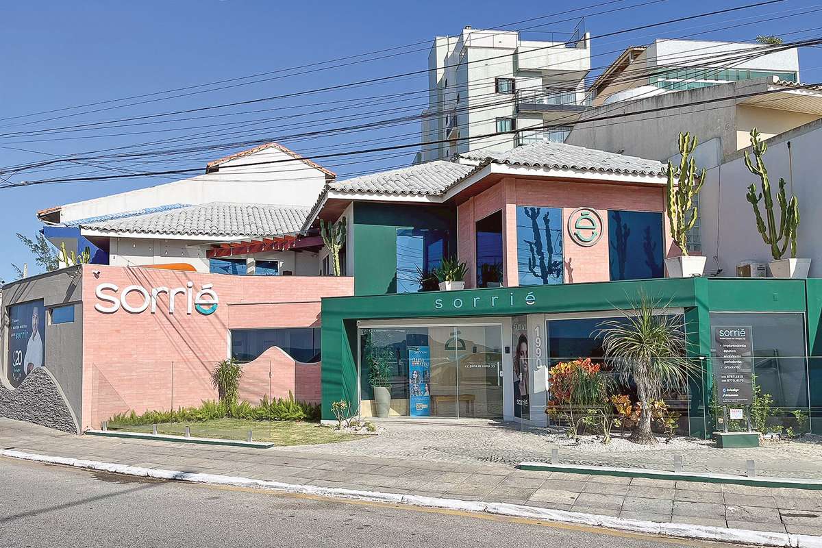 A fachada da Sorrié, que fica na Praia dos Cavaleiros, foi atualizada para ser alinhada à nova identidade visual da marca. (Foto Alle Tavares)