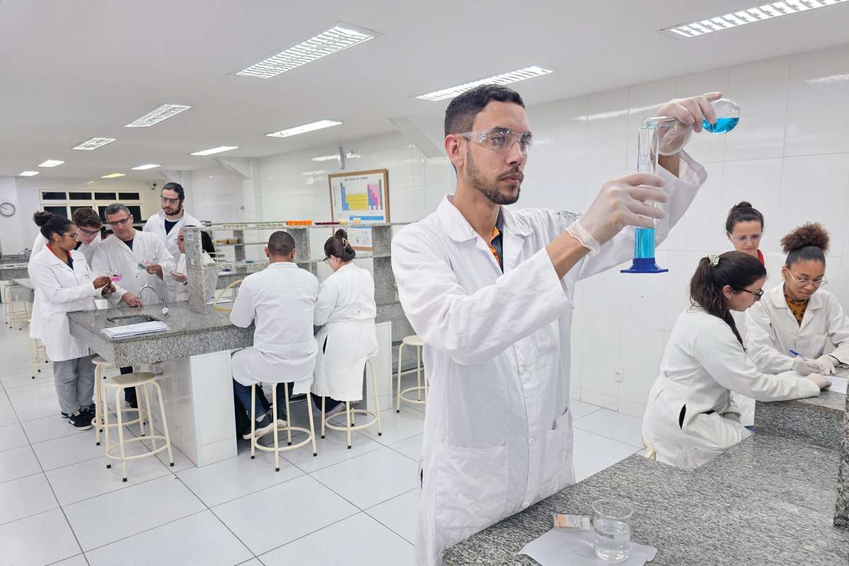 Todos os cursos técnicos do Castelo possuem mais de 70% da grade curricular voltada à prática em laboratórios ultramodernos. (Fotos Paolla Itagiba)
