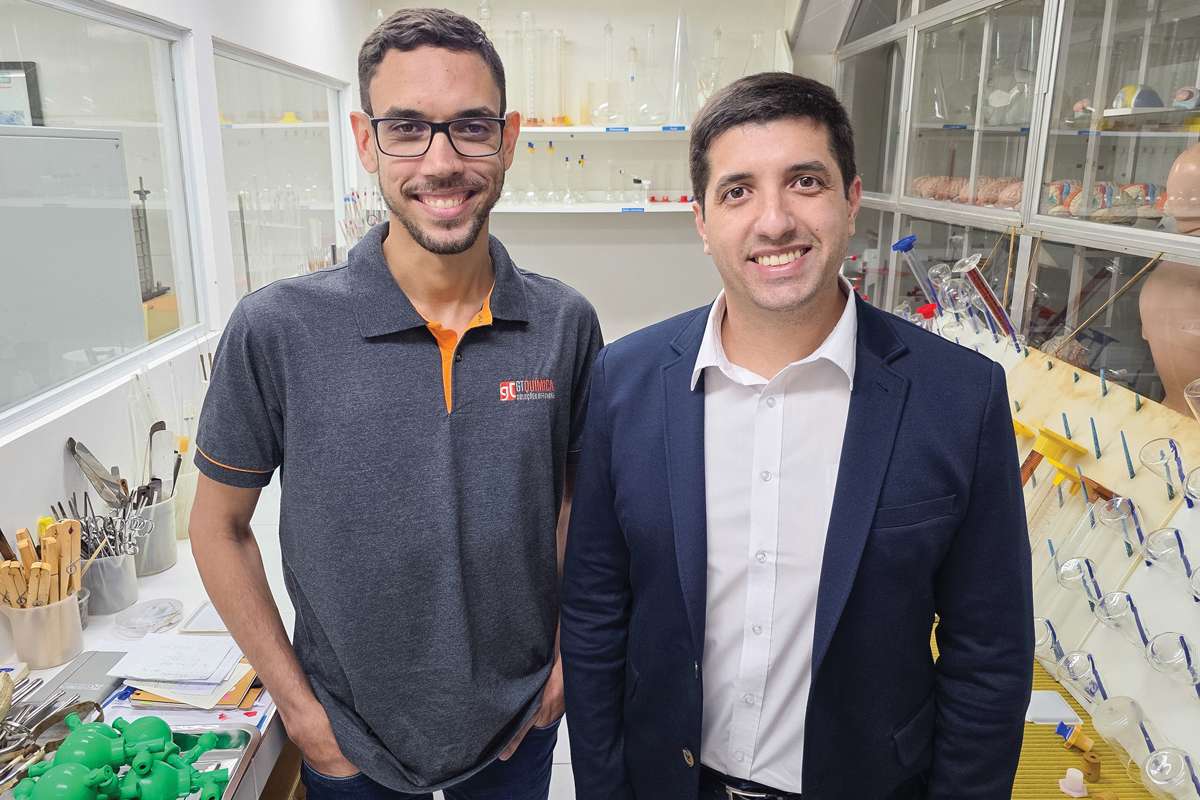 O aluno Lucas Henriques dos Santos com o gestor de contratos da GT Química Marcus Guilherme Filho. Lucas começou como estagiário e hoje está efetivado na empresa. (Foto Paolla Itagiba)