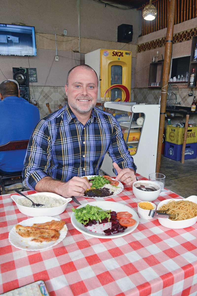 O médico Gustavo Pinheiro frequenta o Restaurante do Mineiro há três anos e adora a energia e a culinária do local, principalmente quando tem roda de samba. (Foto Alle Tavares)