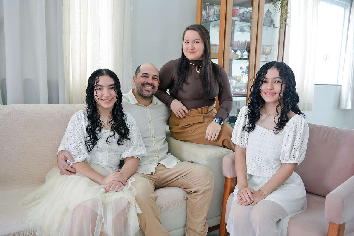 Caroline Oliveira com o marido Rômulo e as filhas na casa nova. Eles compraram o imóvel pela imobiliária, que ficou responsável por todos os trâmites burocráticos do processo até a entrega das chaves. (Foto Alle Tavares)