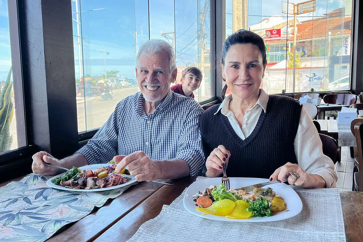 O casal Maria e João Faria almoça sempre na casa. Ela destaca a facilidade do estacionamento e as deliciosas opções do self-service, como as quiches. (Foto Alle Tavares)